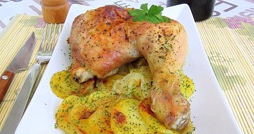 עוף, אפוי בתנור עם תפוחי אדמה - מנה פשוטה וטעימה!