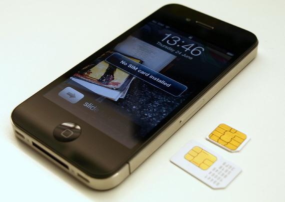 פרטים על אופן הכנסת כרטיס ה- SIM ל- iPhone 4